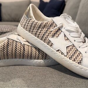 Vintage Havana White and Tan Women's Sneakers - Size 7